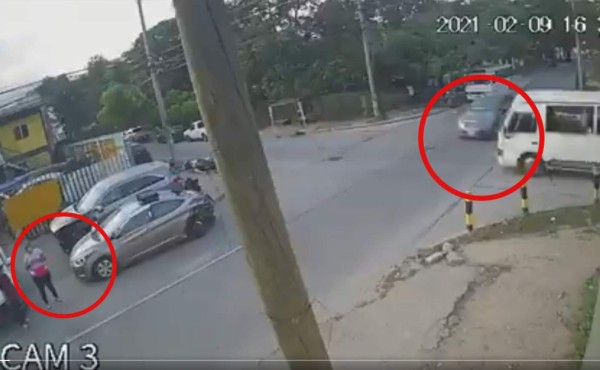 Cámaras captan aparatoso accidente entre rapidito y turismo en San Pedro Sula