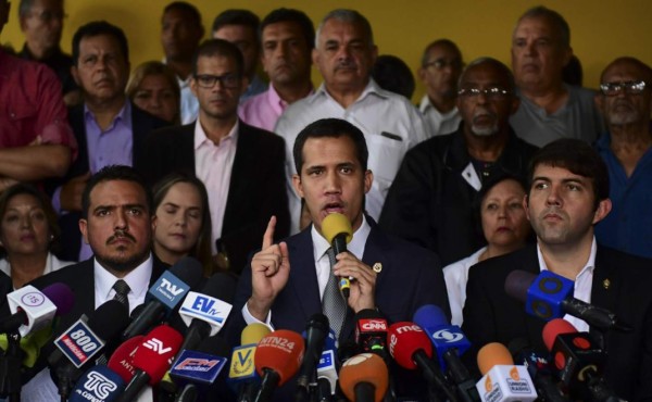 Mensaje de Guaidó no llega a cuarteles de Venezuela, que Maduro visita