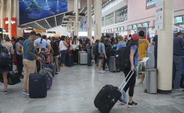 Aprueban decreto para reactivar turismo atrayendo líneas aéreas de bajo costo