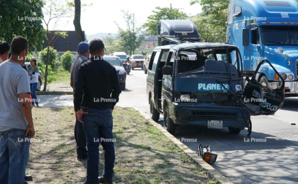 Al menos siete heridos deja choque entre 'rapidito' y camión en salida a La Lima
