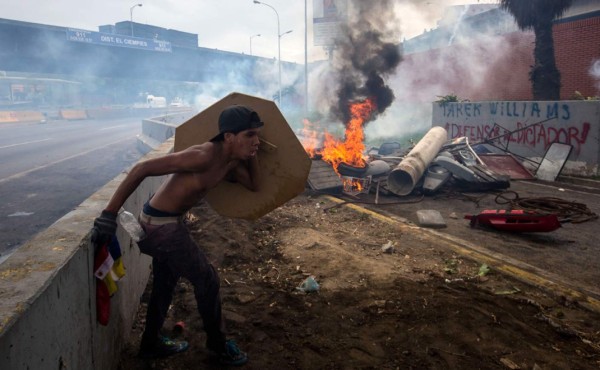 Más de 180 heridos, incluyendo 6 diputados, en una protesta opositora en Colombia
