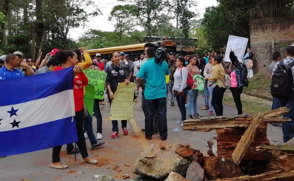 Desalojan a pobladores que protestan por construcción de proyecto habitacional en La Tigra