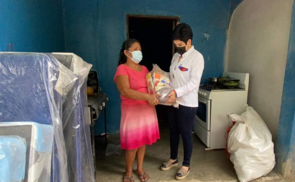 Entregan ayuda humanitaria a pobladores de la colonia 15 de Septiembre de Chamelecón