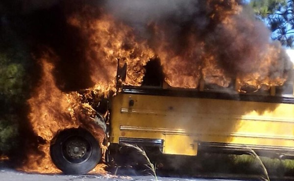 Bus se incendia en La Paz, 15 pasajeros salieron ilesos
