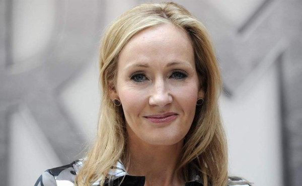 JK Rowling acusada de transfobia en Twitter por comentario sobre menstruación