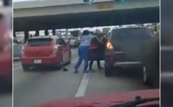 Le roban el carro por estar peleando en la calle
