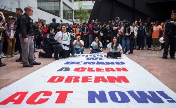 'Dreamers' y aliados piden a lo largo de USA una legalización 'limpia'