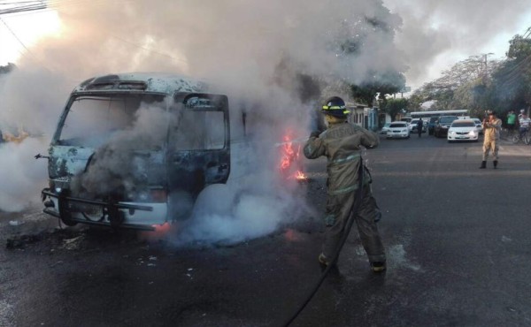 Queman bus interurbano en el barrio Medina de San Pedro Sula