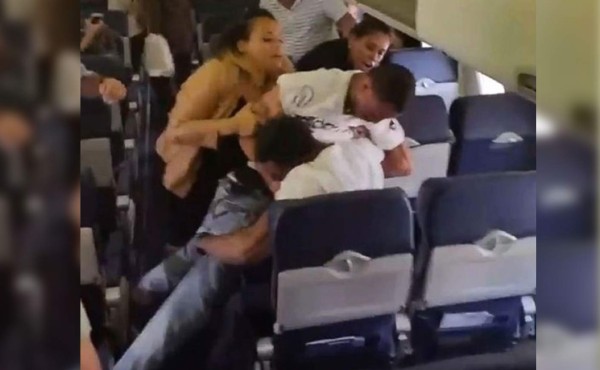 Video: Pasajeros se van a los golpes en pleno vuelo