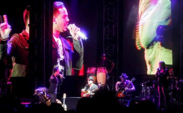 Romeo Santos flechó a las sampedranas