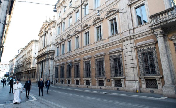 El papa Francisco reza ante un crucifijo que evoca la 'Gran Peste' de 1522