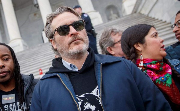 Arrestan a Joaquin Phoenix en una manifestación por el clima