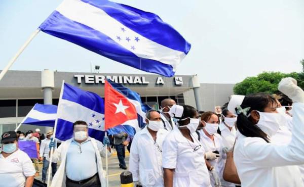 Piden que investiguen a médicos cubanos en Honduras, tras recientes denuncias en México