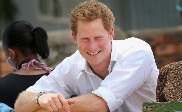 Harry de Gales sorprende como jardinero