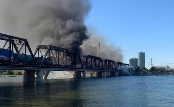 Video: tren se descarrila sobre un puente en Arizona y se incendia