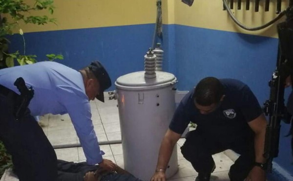 Policía hondureño muere electrocutado cuando bajaba cocos  