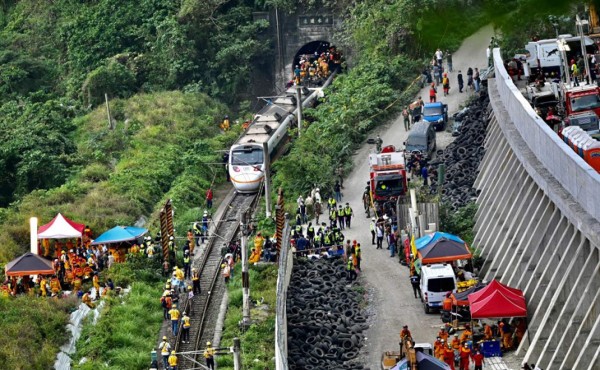 Más de 50 personas mueren en accidente de tren en Taiwán