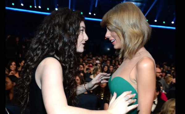 ¿Por qué llora Taylor Swift? Mira lo que pasó en el backstage de los AMAs 2014