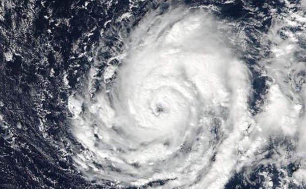 El huracán Ofelia sube a categoría 2 rumbo a Europa