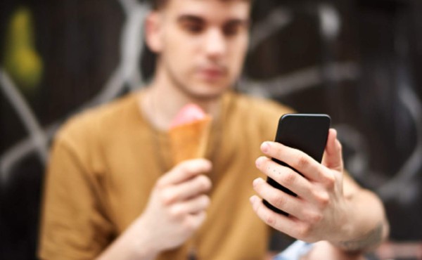 Le molesta que lo confundan con ser gay