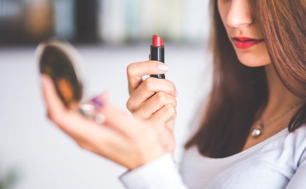 ¿Puedo contagiarme de coronavirus con el maquillaje?