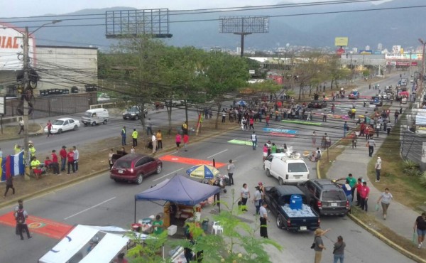 Trabajadores hondureños marchan en conmemoración del día del trabajador