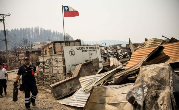 Chile está dando lucha contra fuego sin pausa ni precedentes, dice Bachelet