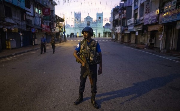 Sri Lanka anuncia que líder extremista buscado por atentados murió en uno de ellos