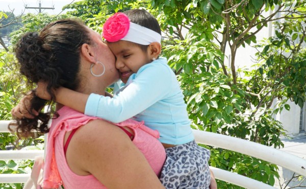 El cáncer le arrebató sus dos ojos a Alicia y sigue luchando por sobrevivir