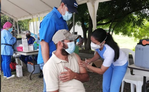 Habrá vigilancia permanente para voluntarios en la combinación de vacunas