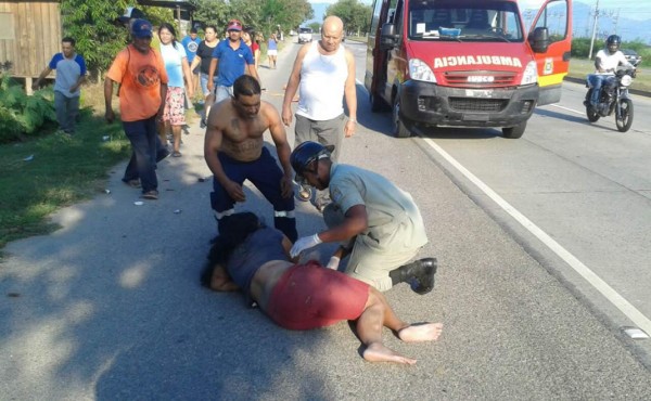 Carro embiste a una familia en una parada de bus en La Lima