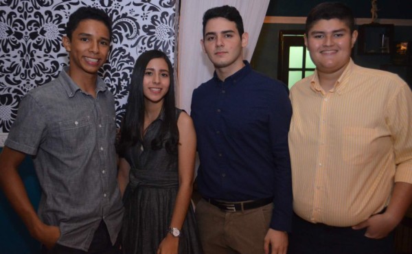 Graduados 2016 de la Academia Americana se reúnen