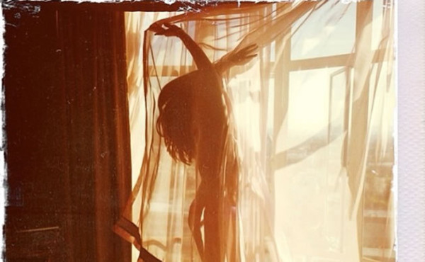 Selena Gomez comparte foto desnuda