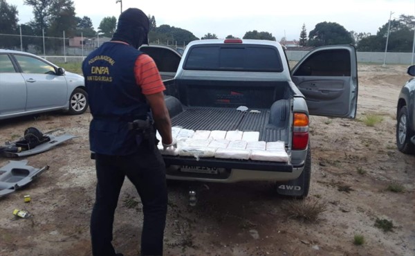 Hallan 30 paquetes de supuesta cocaína dentro de vehículo en Siguatepeque