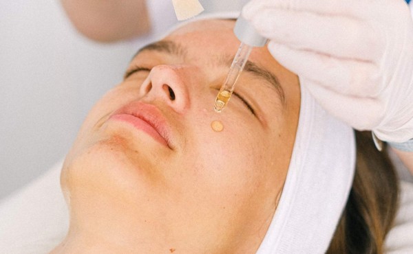 Los sueros faciales que debes usar a tus 20, 30 y 40 años