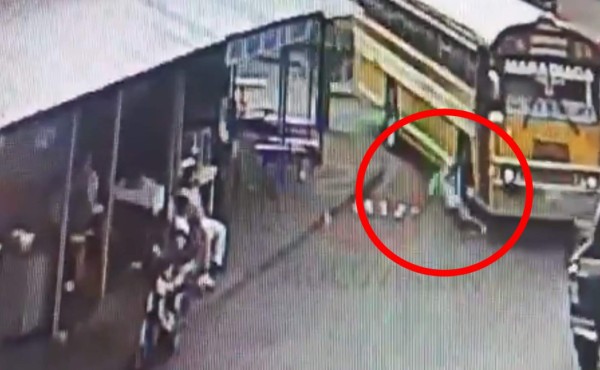 ¡Escalofriante video! Joven pierde una pierna al ser arrollado por bus en Honduras