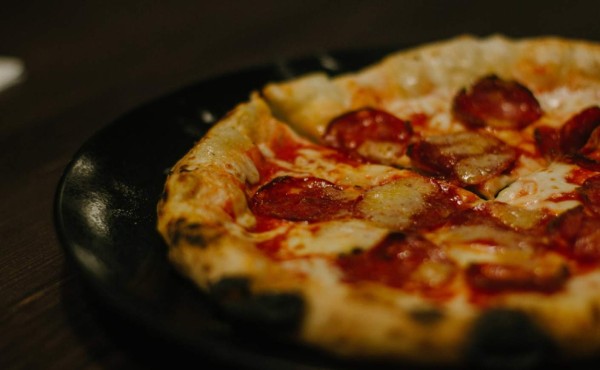 Joven recibe 18 años de prisión por 'escupir en una pizza'