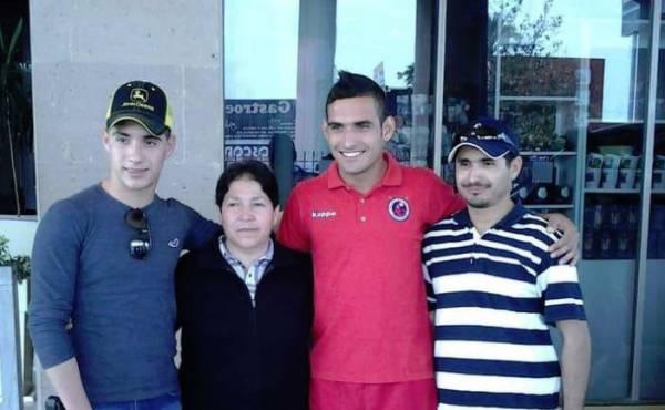 Omar suele visitar anualmente a su familia en su hogar de residencia en La Florida, Coahuila, México. Ellos son algunos de sus sobrinos.