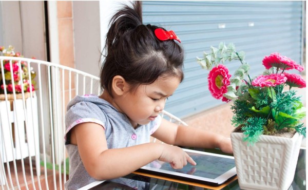 Hija hipnotizada por su tablet