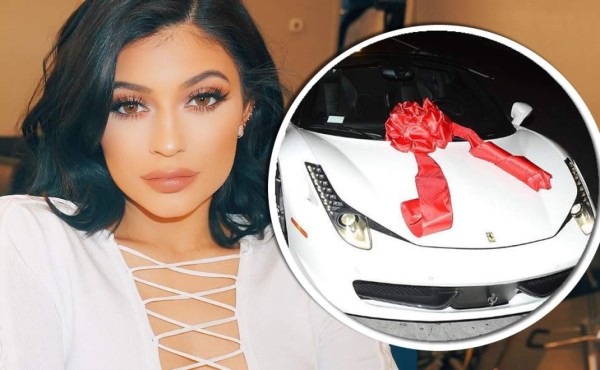 Tyga le regala a Kylie Jenner un ferrari
