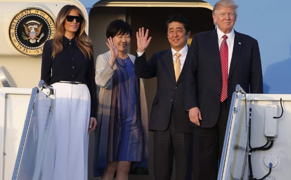 Desplante de la mujer del primer ministro japonés a Trump se vuelve tendencia