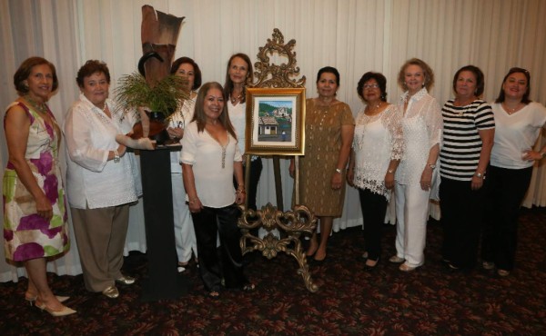 Exposición Pinceles y flores en armonía