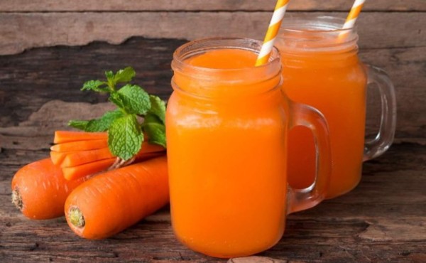 Los beneficios de tomar jugo de zanahoria casi a diario