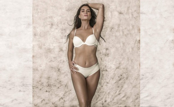 Brooke Shields impacta al posar en bikini a sus 52 años