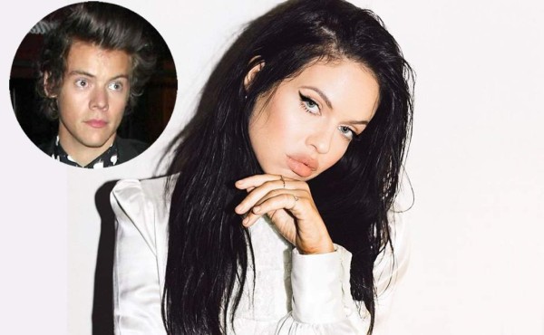 Cantante Kelsy Karter se tatúa a Harry Styles en el rostro