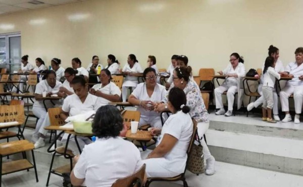 Enfermeras hondureñas en asambleas informativas exigen aumento de salario