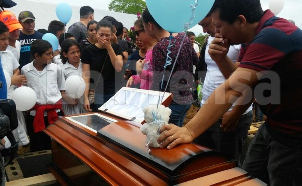 Entre el dolor y la impotencia sepultan a maestra y a su hijo
