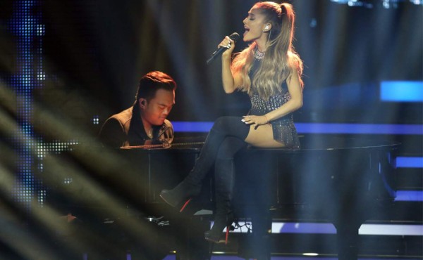 Ariana Grande envía mensaje a Trump y a víctimas de la masacre