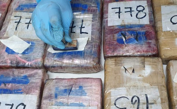Peritaje confirma que fardos transportados en embarcación contienen cocaína