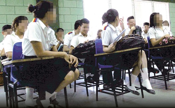 'Me han pedido fotos desnuda': Estudiante acosada por depredador